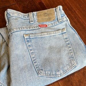 Wranglers cut distressed hemline 38•32 light wash class patch and red tab button